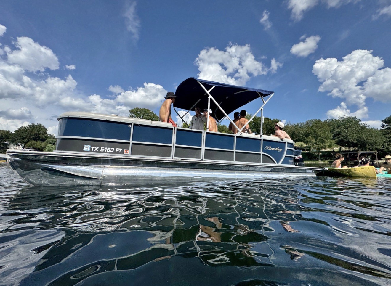24ft Bentley Navigator Pontoon Lake Travis